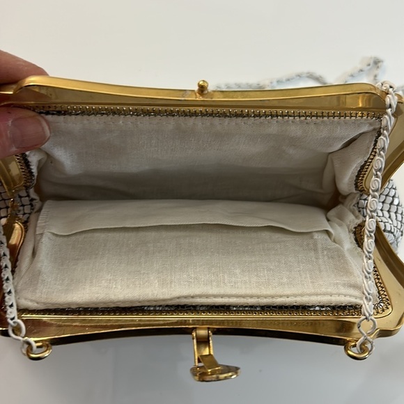 Beautiful white purse in lightweight white dust bag - Picture 6 of 13